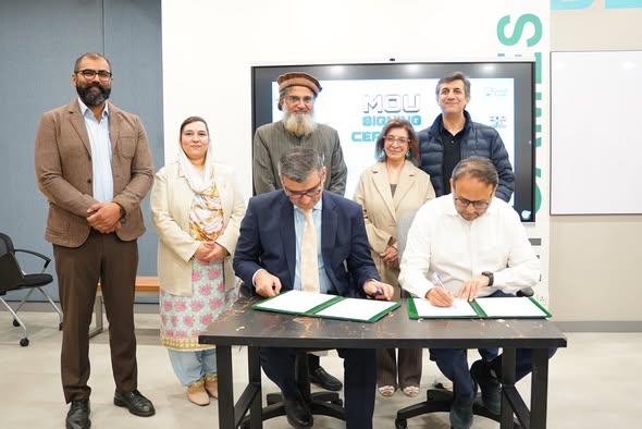 UOL Faculty of IT signing MOU with HUM Network, Sultana Siddiqui and Duraid Qureshi present